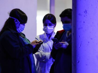 Varios sanitarios en la puerta del hospital Infanta Elena, en Valdemoro este viernes.