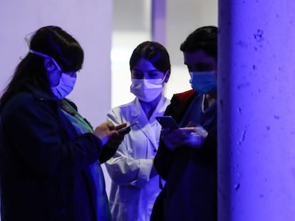 Varios sanitarios en la puerta del hospital Infanta Elena, en Valdemoro este viernes.