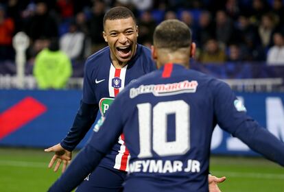 Mbappé celebra con Neymar uno de sus tres goles al Lyón.