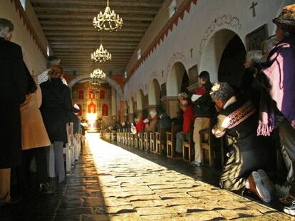 Iluminación del sagrario del altar mayor de la Vieja Misión de San Juan Bautista, California, en el solsticio de invierno de 2007.