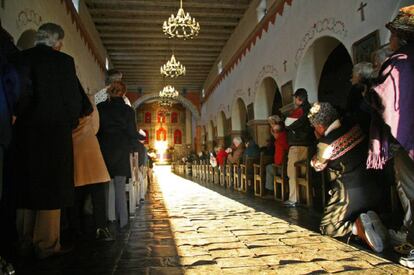 Iluminación del sagrario del altar mayor de la Vieja Misión de San Juan Bautista, California, en el solsticio de invierno de 2007.