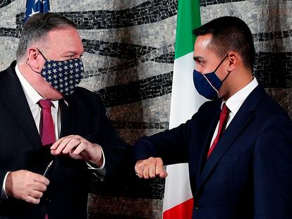 El secretario de Estado de EE UU, Mike Pompeo, se saluda con el ministro de Exteriores italiano, Luigi Di Maio, este miércoles, en Roma.