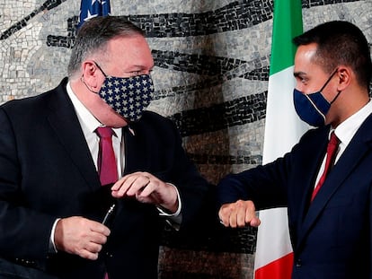 El secretario de Estado de EE UU, Mike Pompeo, se saluda con el ministro de Exteriores italiano, Luigi Di Maio, este miércoles, en Roma.