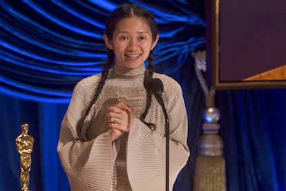 Chloé Zhao, recibiendo el Oscar a la mejor dirección en abril de 2021.