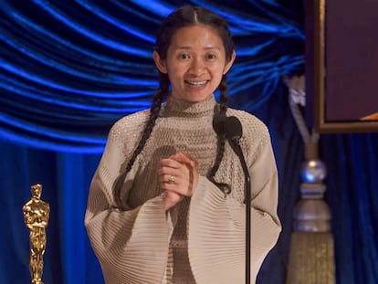 La pekinesa Chloé Zhao recoge la estatuilla a mejor dirección, durante la 93º gala de los Oscar.