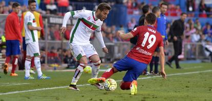 Lucas trata de robar un bal&oacute;n a Rochina en el Atl&eacute;tico-Granada