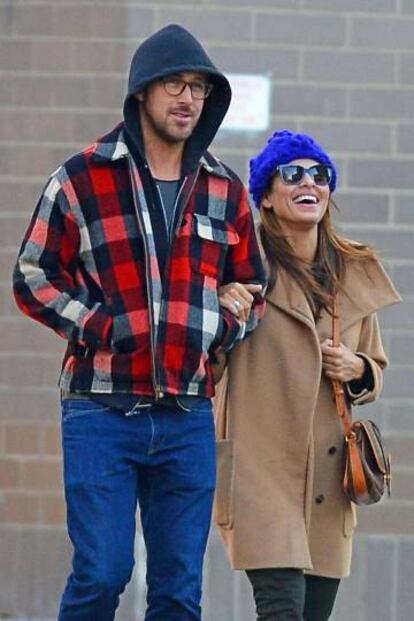 Ryan Gosling y su pareja, la actriz Eva Mendes, en 2014.