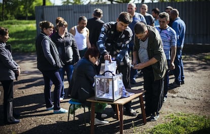 Los habitantes de la aldea de Ternove, cerca de Lugansk, hacen cola para participar en el refer&eacute;ndum.