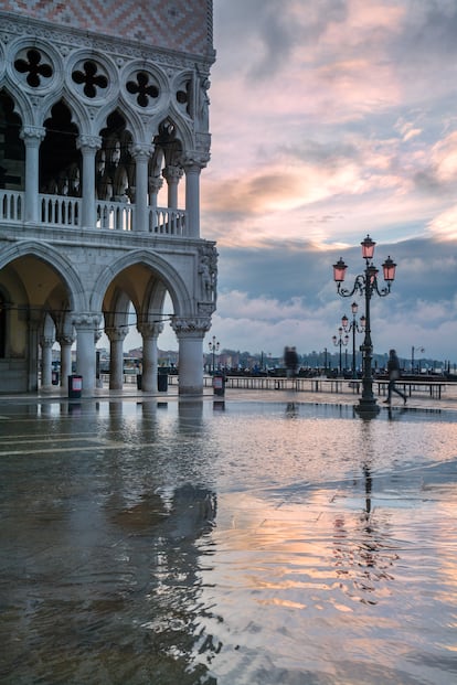 Vista de la plaza de San Marcos de Venecia, inundada por la marea alta.