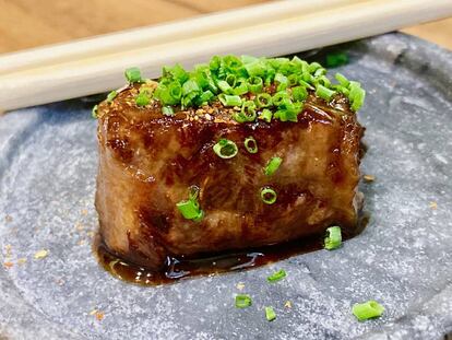 Taco del cordón de la barriga del atún cocinado en salsa teriyaki.