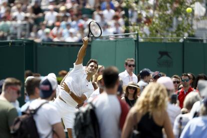 El tenista suizo Roger Federer entrena rodeado de público durante el torneo de Wimbledon.