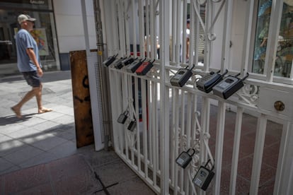 Cajetines de llaves de pisos turísticos en el centro de Sevilla, este martes.