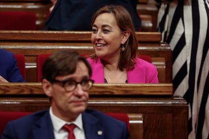 La diputada del PSC Silvia Paneque (d) y el diputado y líder del PSC, Salvador Illa (i) durante el pleno de constitución del nuevo Parlament salido de las elecciones catalanas del pasado 12 de mayo.