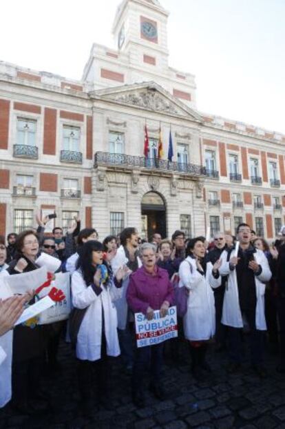 Personal sanitario participa en un concierto de villancicos organizado por la Plataforma contra la privatización de los centros de Atención Primaria, en la Puerta del Sol.