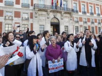 Personal sanitario participa en un concierto de villancicos organizado por la Plataforma contra la privatización de los centros de Atención Primaria, en la Puerta del Sol.