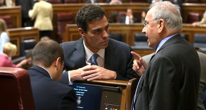 Pedro S&aacute;nchez conversa con Alfonso Guerra en el Congreso.