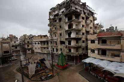 Un portal de Belén hecho con escombros y un árbol de Navidad decoran el barrio de Hamedied en la ciudad siria de Homs.