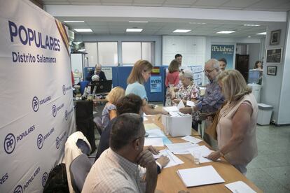 Ambiente durante las votaciones en la sede popular del distrito madrileño de Salamanca.