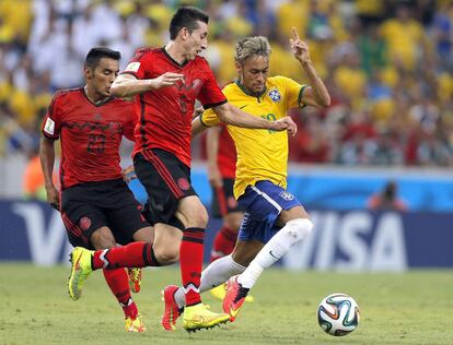 Os mexicanos Hector Herrera e Jose Vazquez na cola de Neymar.