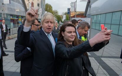 Boris Johnson, candidato conservador por Uxbridge, sale de la universidad de Brunel, en Londres, tras ser elegido diputado por esa circunscripción