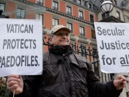 Um homem durante o protesto contra o Vaticano em Genebra.