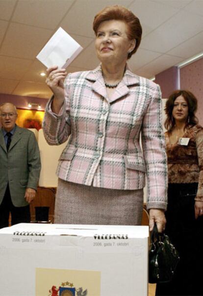 La presidenta letona, Vike-Freiberga, vota en las elecciones legislativas de hoy.