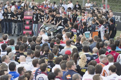 El 'paddock' guarda silencio en tributo a Salom el domingo del GP de Catalunya antes de que comiencen las carreras. 