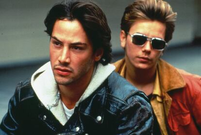 Película independiente filmada por el director Gus Van Sant. Mike Waters (River Phoenix) y Scott Favor (Keanu Reeves) son dos jóvenes chaperos que se ganan la vida vendiendo su cuerpo a hombres en las calles de Portland.