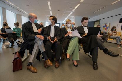 Los abogados de La Comisión Europea en el caso contra AstraZeneca el día del juicio en Bruselas.