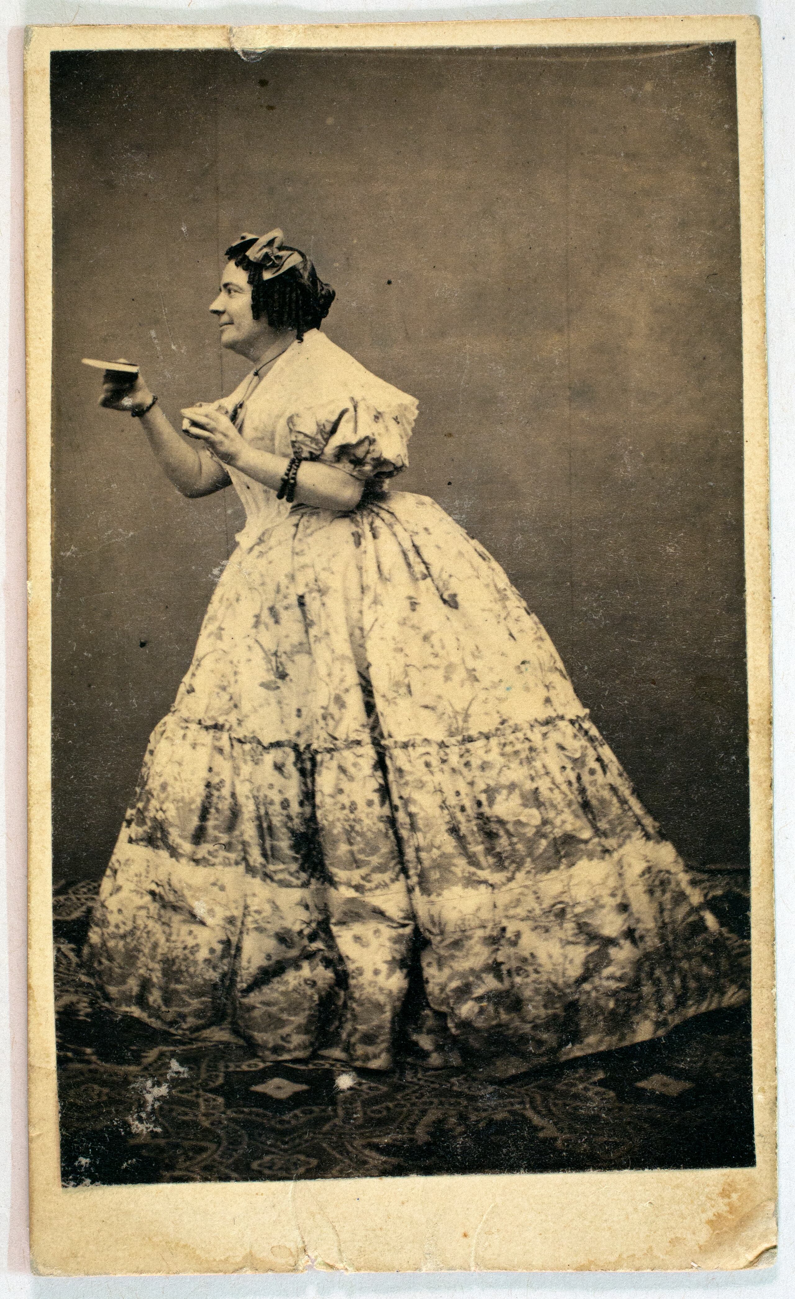 Una mujer, posiblemente una actriz, hacia 1860. Estudio de Gonzalo Langa y José Miranda. Museo Nacional del Romanticismo.