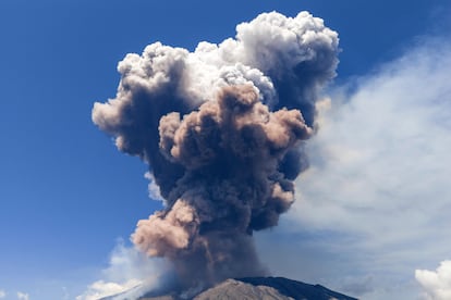 Las cenizas volcánicas se elevan desde el cráter del Etna, este lunes.