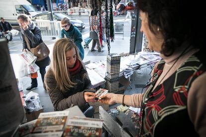 Venta de números de la Grossa en el quiosco Bambú de Creu Coberta, en Barcelona.