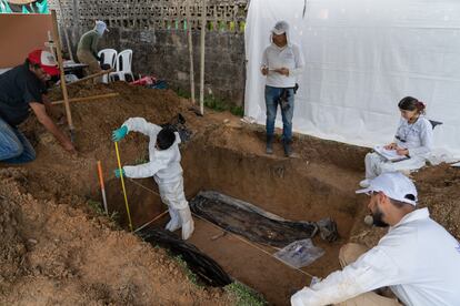 Exhumación de cuerpos en el cementerio de Puerto López, Meta, el 7 de diciembre de 2022