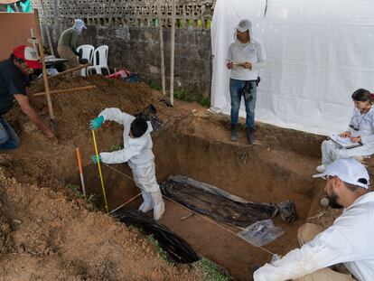 Exhumación de cuerpos en el cementerio de Puerto López, Meta, el 7 de diciembre de 2022.