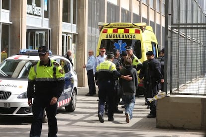 Assistència sanitària i dispositiu policial davant l'institut.