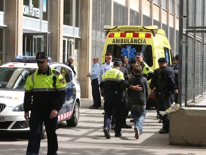 Assistència sanitària i dispositiu policial davant l'institut.