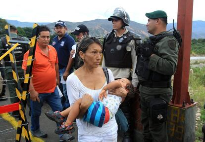 Colombianos regresan a su país desde Venezuela a través de un filtro impuesto por la guardia en el puente internacional Simón Bolívar. Por el puente internacional Simón Bolívar no paran de transitar centenares de colombianos deportados de Venezuela, a la espera de que la "firmeza" prometida por el presidente colombiano, Juan Manuel Santos, ponga fin a esa crisis humanitaria.