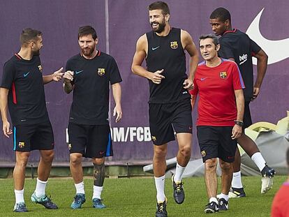 Leo Messi, segundo por la izquierda, en el entrenamiento de este s&aacute;bado. 