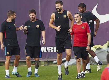 Leo Messi, segundo por la izquierda, en el entrenamiento de este s&aacute;bado. 