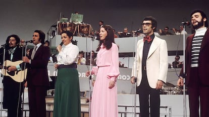 Los Seis Históricos. Así llaman los seguidores a la mejor formación de Mocedades. De izquierda a derecha, en 1973 y en el festival de Eurovisión cantando 'Eres tú': Javier Garay, Carlos Zubiaga, Amaya Uranga, Izaskun Uranga, José Ipiña y Roberto Uranga.