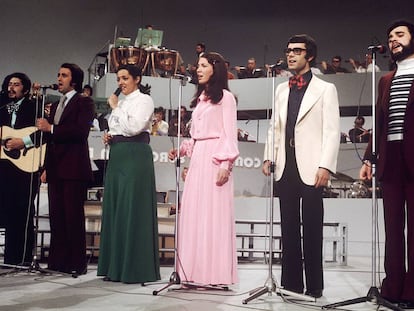 Los Seis Históricos. Así llaman los seguidores a la mejor formación de Mocedades. De izquierda a derecha, en 1973 y en el festival de Eurovisión cantando 'Eres tú': Javier Garay, Carlos Zubiaga, Amaya Uranga, Izaskun Uranga, José Ipiña y Roberto Uranga.