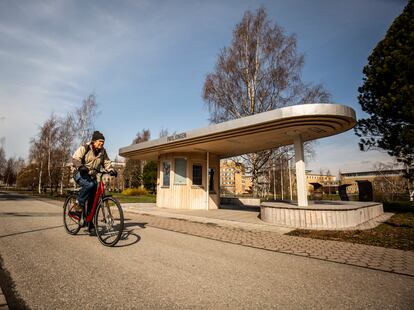 Un hombre circula en bicicleta por el campus de la Universidad de Umeå, el pasado 10 de mayo.