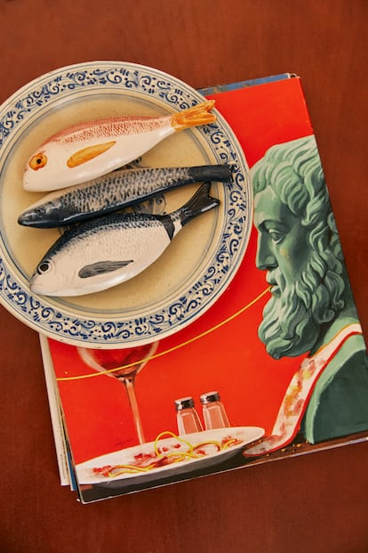Bajo los pescados de cerámica que reposan en un plato, otro de sus proyectos más recientes: la portada ilustrada para Airbnb Magazine, en septiembre de 2019.