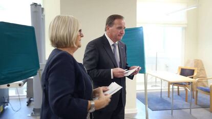 El primer ministro sueco Stefan Löfven y su esposa se disponen a votar en las últimas elecciones generales celebradas en Suecia.