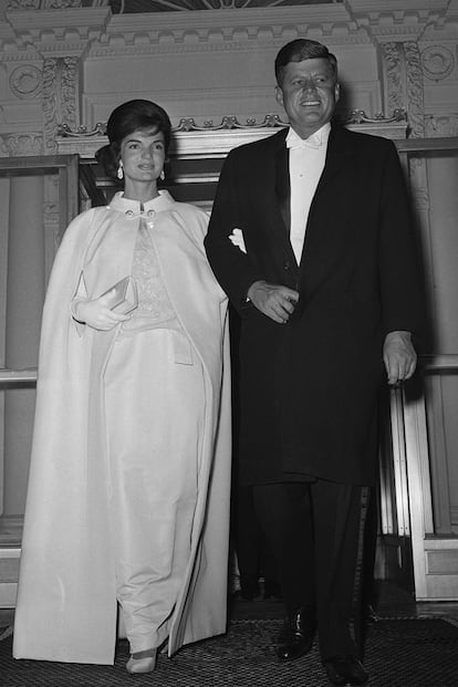 Si tiramos de archivo descubrimos que Jackie Kennedy se adelantó unas cuantas décadas a la tendencia. Llevó un vestido blanco de gasa al baile inaugural apostando por la sencillez y alejándose de la ornamentación de los diseños de algunas de sus predecesoras. Oleg Cassini está detrás del diseño.