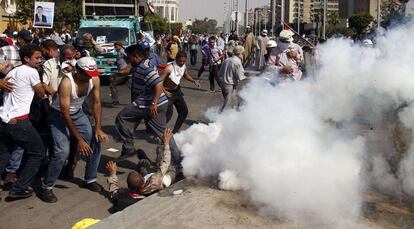 Partidarios de los Hermanos Musulmanes corren tras ser gaseados por el ejército egipcio durante los enfrentamientos en el exterior de la sede de la Guardia Republicana en El Cairo, 5 de julio de 2013.