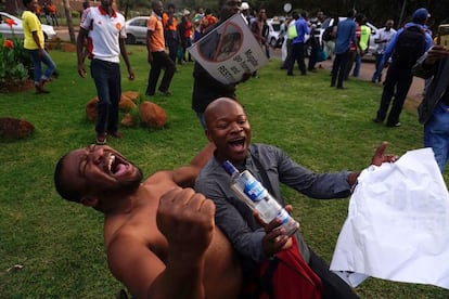 La gente celebra en las calles de Harare, después de la renuncia del presidente de Zimbabwe, Robert Mugabe.