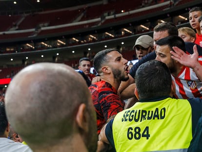 Mario Hermoso, en el momento en el que se enfrenta a los ultras del Atlético.