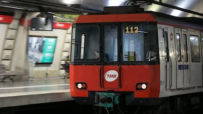 Un metro de la L1 en la estación de plaza de Espanya de Barcelona, en una imagen de archivo.
