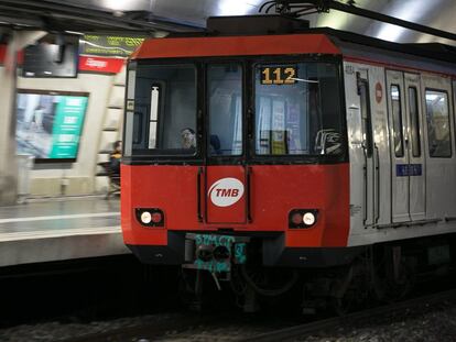 Un metro de la L1 en la estación de plaza de Espanya de Barcelona, en una imagen de archivo.